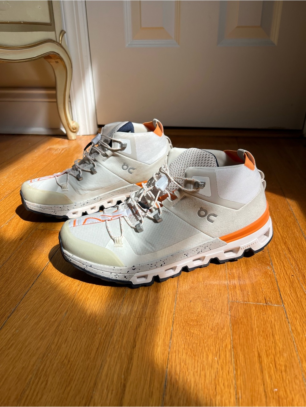On Cloud Hi-Top Hiking Boots / Athletic Shoes